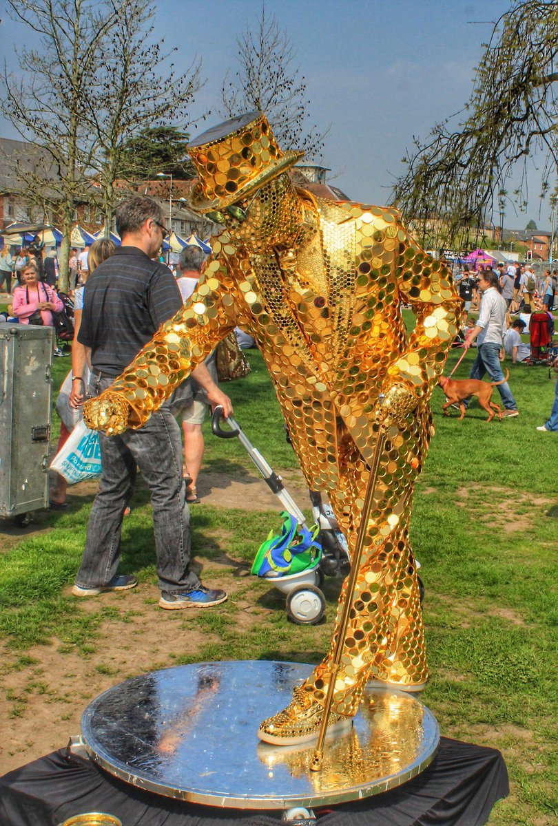 Mirror image #stratforduponavon #uk #livingstatue #golden #thephotohour #streetphotography #Shakespeare