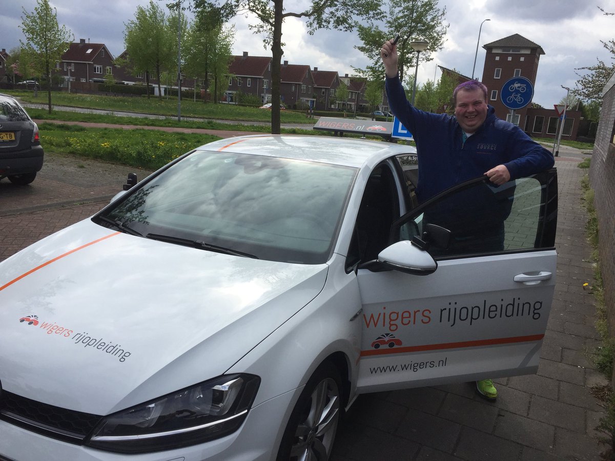 RijschoolWigers's tweet photo. Roland Garrelds was er helemaal klaar mee!  Een CBR-toets, 3x rij-examen en nog geen rijbewijs. Roland wilde stoppen maar kreeg advies om naar @Wigers Rijopleiding over te stappen voor  een goed resultaat. @Wim Joling liet zien dat het wel kan en in 8 lessen ervóór en dóór!👍💐 https://t.co/h6Tei2G4DG