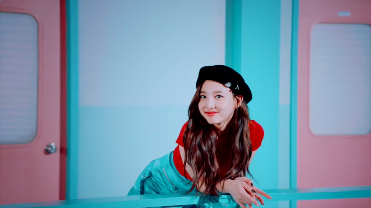 корейская певица наен. Twice nayeon the feels. твайс наен песня. твайс чонен и наен. твайс наен песня.