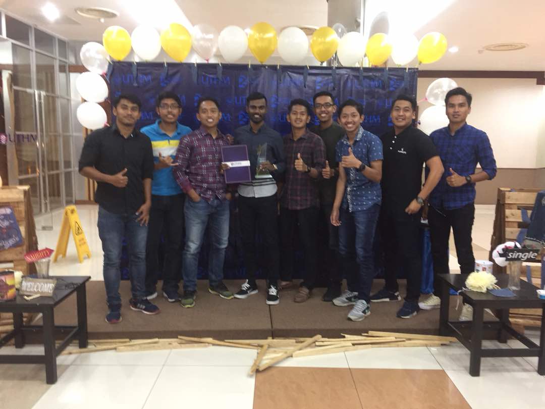UTHMFC's tweet photo. Anugerah Sukan 2017

Tahniah kepada pemain bola sepak UTHM, Rhubenthiraan yang berjaya meraih anugerah khas pusat sukan atas pencapaian beliau sebelum ini. https://t.co/co9roL6LUD