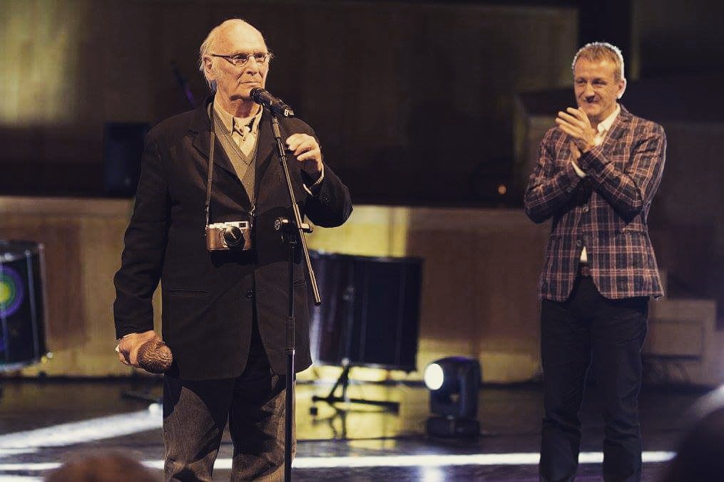FescineZaragoza's tweet photo. Otro "Augusto" ciudad de Zaragoza, esta vez es Carlos Saura el galardonado por su dilatada fructífera y reconocida carrera. Entrega el premio @Fernandorivares consejero de economía y cultura del ayuntamiento de @zaragoza_es .
#galaclausura #fcz22 #saura #cine #español #Aragón https://t.co/2uWbwpGw7R