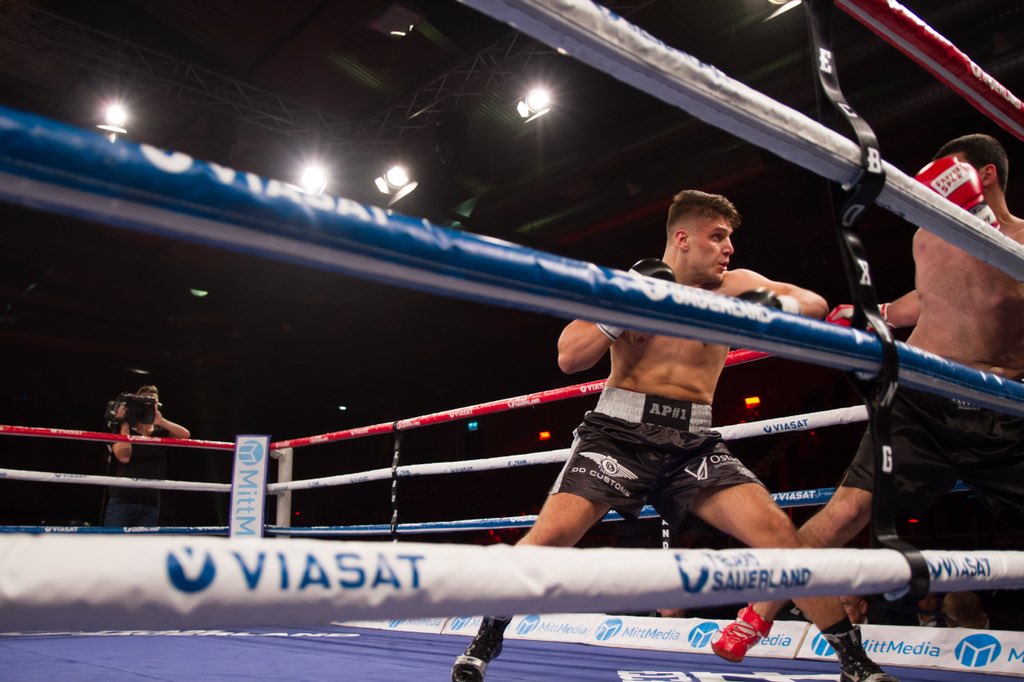 WassermanBoxing's tweet photo. See full photo highlights from the #BattleOfTheVikings on our Facebook page.

Alle Foto-Highlights aus Sundsvall sind jetzt auf unserer Facebook-Seite zu sehen.

📷 Jörgen Jönsson 

#TeamSauerland #boxing #highlights https://t.co/v4uvdtGVqM