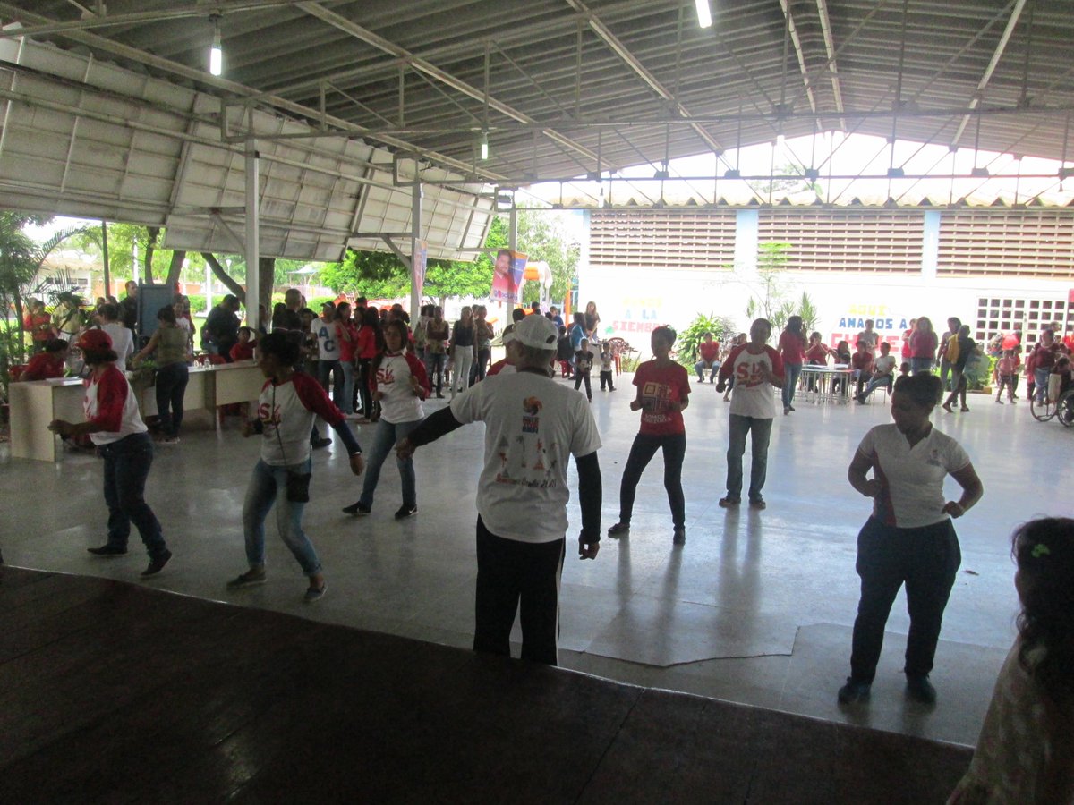 ninosimon_Lara's tweet photo. Nuestro personal disfrutan de la bailoterapia que brinda el equipo de FUNDELA a todos los asistentes en la Mega Jornada de Salud Integral. #IndependemciaParaElProgreso #GobiernoQueProtege @NicolasMaduro @DPresidencia https://t.co/OH10uprroh