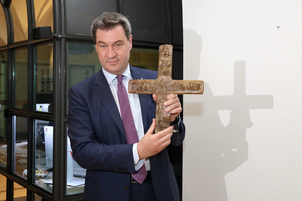 MickyBeisenherz's tweet photo. Er kann ein Kreuz anfassen, und er wirft einen Schatten.
Das hätte man ja so auch nicht gedacht. https://t.co/SRdkBXEHVB