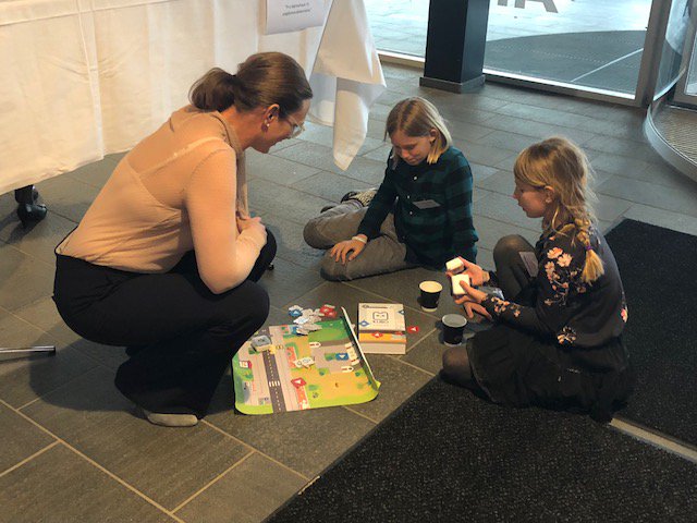 KUBO_Robot's tweet image. Great day at the launch of Teknologipagten in Copenhagen today. Seems the Danish Minister of Education @MereteRiisager spotted something she liked ☺️ #teknoligpagten #STEM @experimentarium