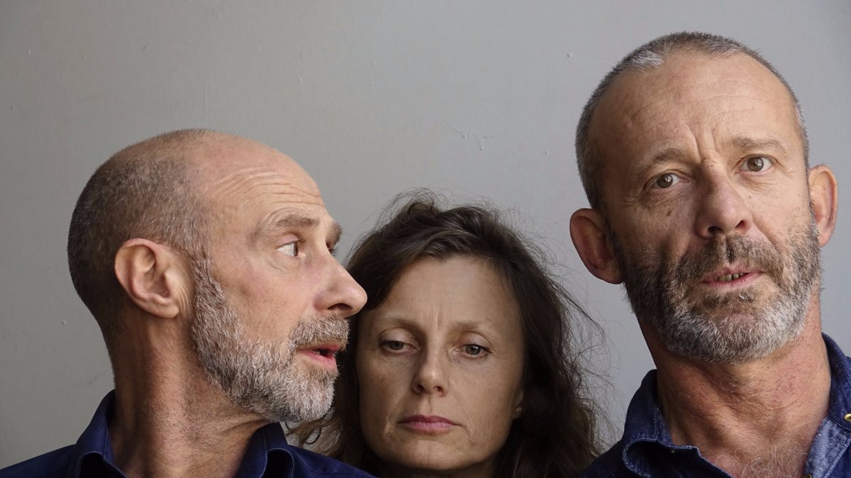 El Pueblo unido jamás será vencido 
#danse #théâtre #performance par Mauro Paccagnella, Alessandro Bernardeschi, Lisa Gunstone #WooshingMachine 
Que deviennent nos idéaux ? 
Première ce soir <a href="/LesTanneurs/">Théâtre Les Tanneurs</a> &amp; j> 28/4 
lalibre.be/culture/scenes…