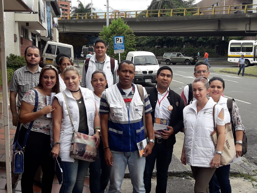 La Direccion Territorial de Antioquia con sus Inspectores de Trabajo  @Mintrabajocol dan inicio a la Jornada de Asistencia Laboral a Trabajadores Extranjeros en el sector de Unicentro Medellin. Desde las 10 AM hasta las 4 PM Los esperamos. #TrabajoDecente