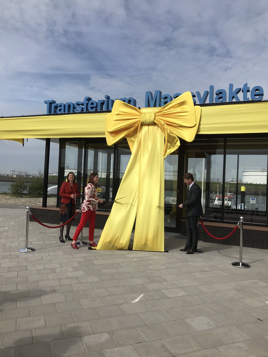 BaijenseStef's tweet photo. Opening #transferium #maasvlakte door @ChristelMourik @Metropoolregio en Leo Ruijs   @ECTRotterdam met Monique Domsdorf @PortOfRotterdam https://t.co/gAk4OGm7TU
