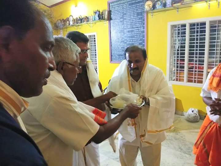 lalajirmendon's tweet photo. ಶ್ರೀ ವಿಷ್ಣು ಭಜನಾ ಮಂದಿರ ಎರ್ಮಾಳು ಬಡಾ ಇಲ್ಲಿ ಆಗಮಿಸಿದ ಶ್ರೀ ಲಾಲಾಜಿ ಆರ್. ಮೆಂಡನ್ ರವರನ್ನು ಆತ್ಮೀಯ‌ವಾಗಿ ಗೌರವಿಸಿ ಗೆಲುವಿಗಾಗಿ ಶುಭ ಹಾರೈಸಲಾಯಿತು.
#ಅಭಿವೃದ್ಧಿ‌ಗಾಗಿ_ಬೆಂಬಲಿಸಿ https://t.co/4Hjki03rsR