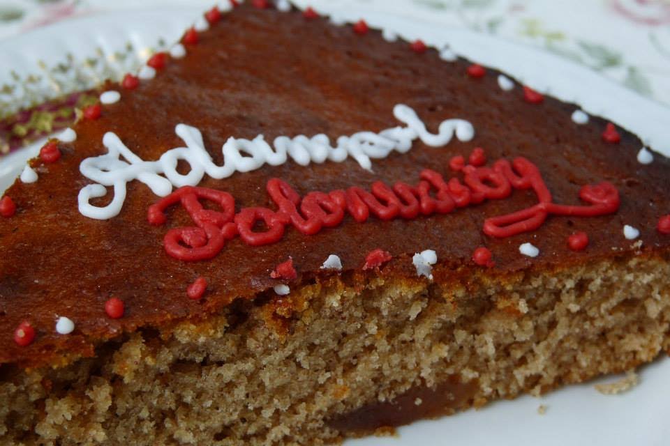 GospodaP's tweet photo. #Piernik #polishdessert #polskiedesery 
2 bardak un,  kabartma tozu, 4 yumurta, yarım bardak polonezköy balı, biraz şeker, baharat karışımı (zencefil, karanfil, tar��ın,wanilia ) yarım bardak ayçiçek yağı, biraz sūt https://t.co/8OBW0XAjjo
