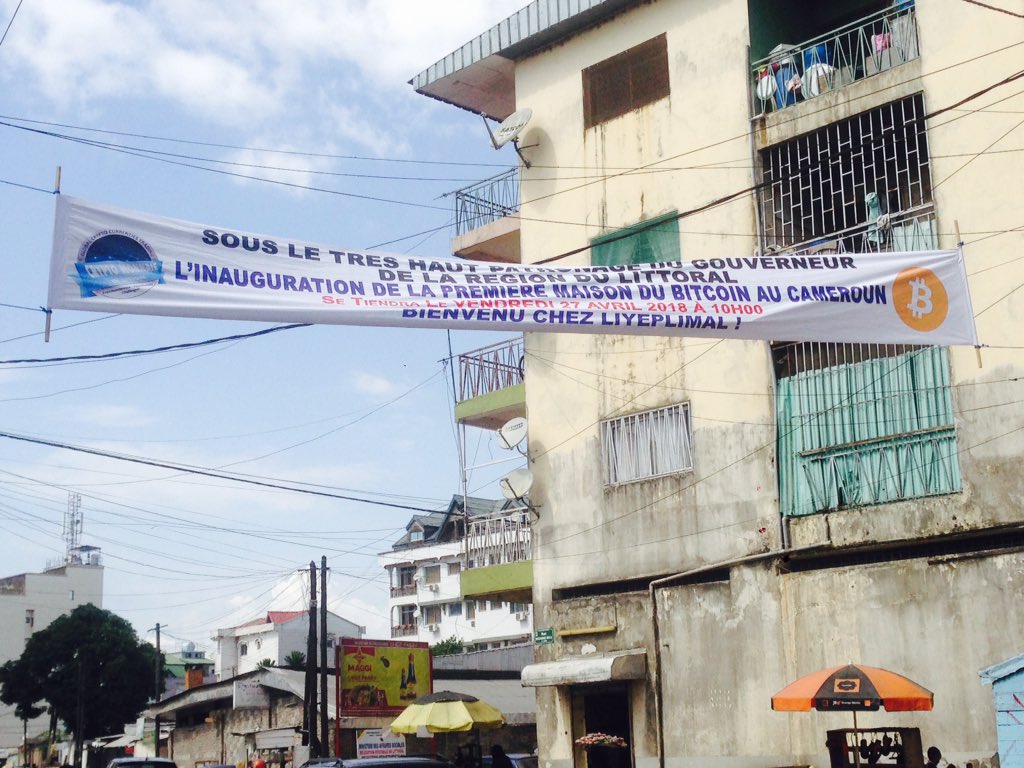 BitcoinCameroun's tweet photo. Désormais ou que vous soyez, Si vous passez par Kayo Elie. Vous n'échapperez plus à cette banderole. 
L'inauguration aura bel et bien lieu en présence du Gouverneur de La région du Littoral. Restez connecté, LA MAISON DU BITCOIN 🇨🇲💰 https://t.co/3ejBFJ1jOt