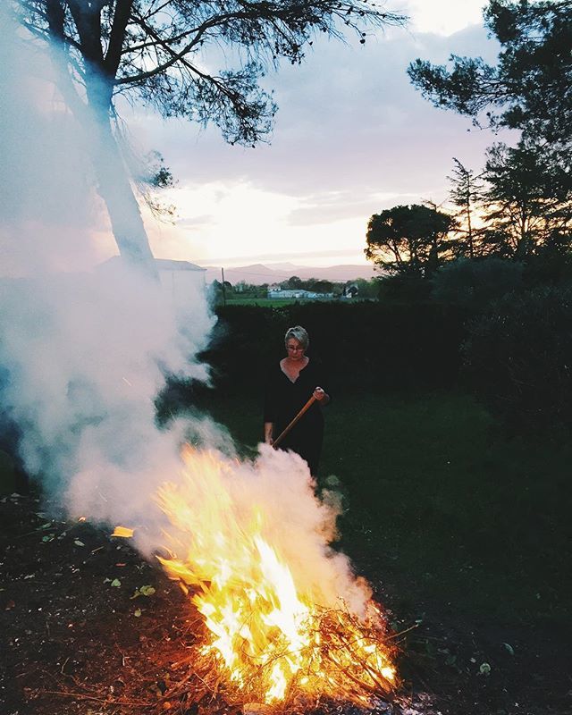 _WhereYouWander's tweet image. My mother, the pyro. 🔥 @mamawhitesd ift.tt/2qVqfMq