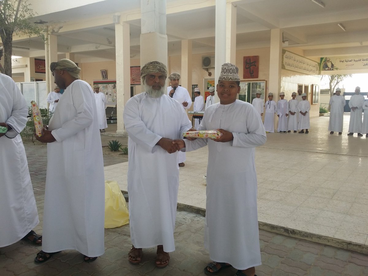 إدارة المدرسة تكرم الطلبة المشاركين في الفرقة الكشفية تقديرا لجهودهم المبذولة وعطاؤهم اللا محدود في التفاعل مع اللجنة أثناء وقوع قرعة التقييم المركزي لمسابقة التفوق الكشفي والإرشادي على كأس الكشاف الأعظم على مستوى السلطنة والظهور بالمستوى المشرف.