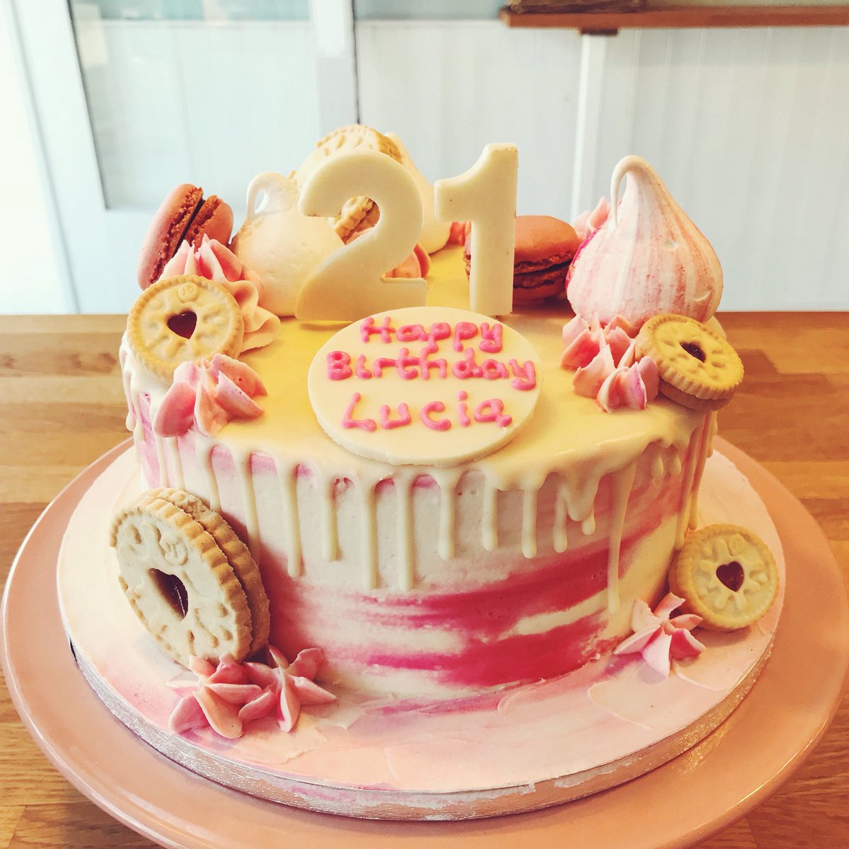 lovecakebakery's tweet photo. All the pink 💗🌸🌺 #dripcakesofinstagram https://t.co/Np1Tbo84f3