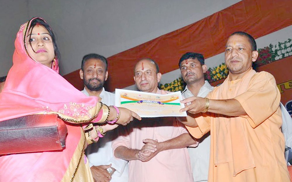myogiadityanath's tweet photo. प्रतीकात्मक रूप से विभिन्न योजनाओं से जनपद के लाभार्थियों को लाभान्वित किया। https://t.co/bgbTDJqi7d