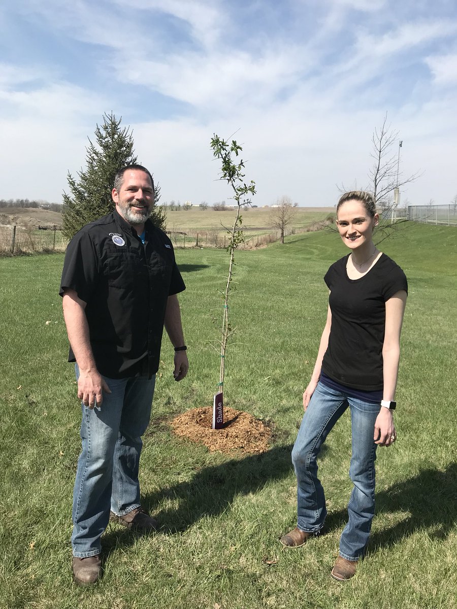 MVille_ParksRec's tweet photo. Thank you to Shoe Sensation for wanting to celebrate Earth Day in a special way. What a beautiful day to plant three trees at Donaldson West Side Park! #experiencempr #treeplanting #celebrate earth #meetmeatthepark https://t.co/VTlWkIKWfX
