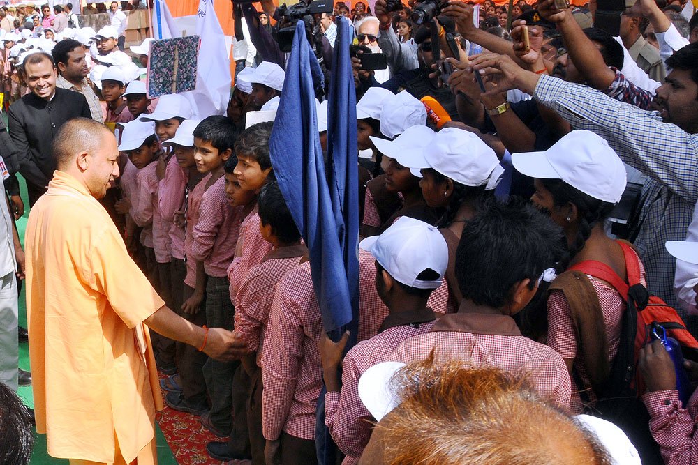 myogiadityanath's tweet photo. इस अवसर पर ‘स्कूल चलो अभियान’ रैली को हरी झण्डी दिखाकर रवाना किया तथा छात्र-छात्राओं से वार्ता भी की। https://t.co/Weo4wfVMNQ
