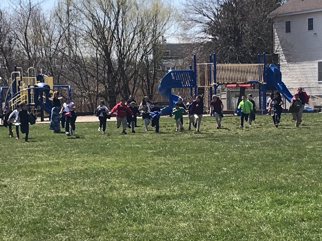 ms_adamo's tweet photo. Enjoying the beautiful weather at recess! https://t.co/VFIEJjV3PD