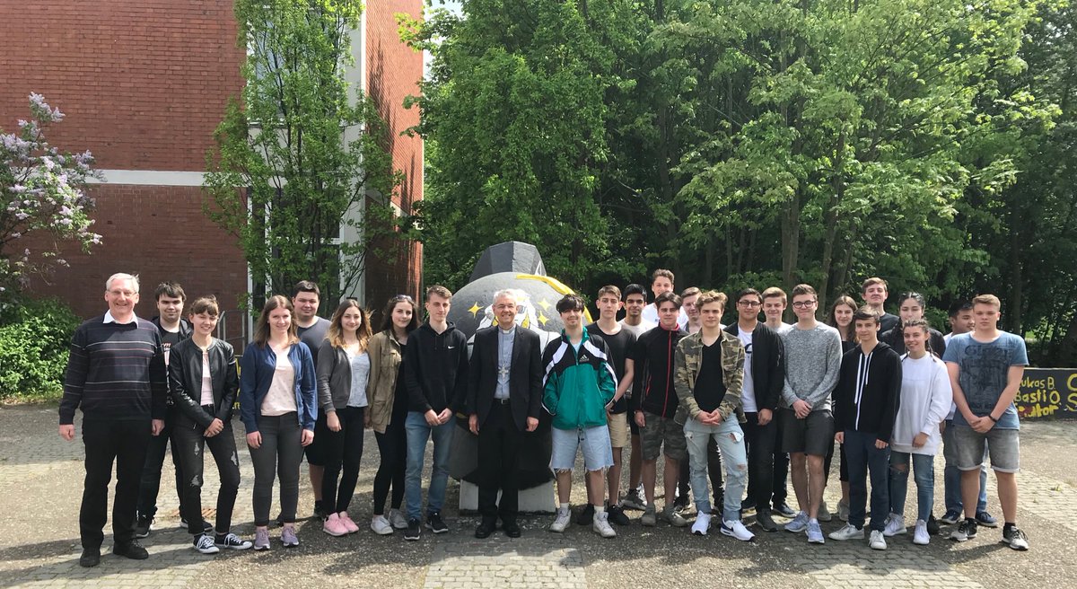 Erzbischof Schick Pa Twitter Im Martin Behaim Gymnasium Nurnberg Vor Dem Globus Die Beiden Relistunden Mit Der 10 Haben Richtig Spass Gemacht Danke T Co 4lt0ysaxd7