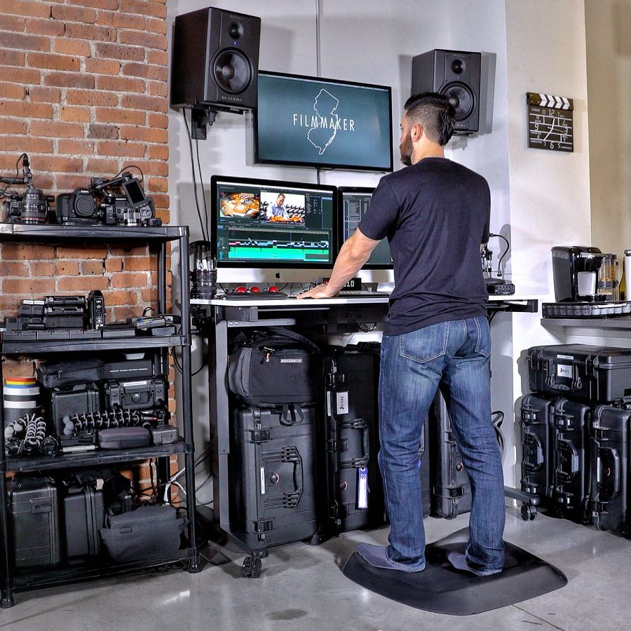 JulAndreThomas's tweet photo. #Repost @jerseyfilmmaker @ergodriven
This is called the Topo Mat. As a Film Composer, I spend alot of time sitting lol! I wonder if this can bring some balance to my life?
#ThomasMusic #TopoMat #FilmComposer #Music #filmscore #filmmaker #filmmaking #filmdirector #filmeditor https://t.co/yECgA5fv1B