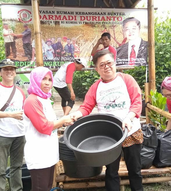 gaul_sahabat's tweet photo. Seorang Anggota Dewan DPR RI yang PEDULI terhadap ekosistem di Bumi PERTIWI &amp; Tanah Air TERCINTA Dengan Cara Menanamkan Pohon Mangrove Mari Kita Jaga Kelestariannya
#Darmadidurianto
#Wakilrakyat
#Dprri
#Pdiperjuangan
#DarmadiDuriantoTanamMangrove https://t.co/IfmxVumHXv