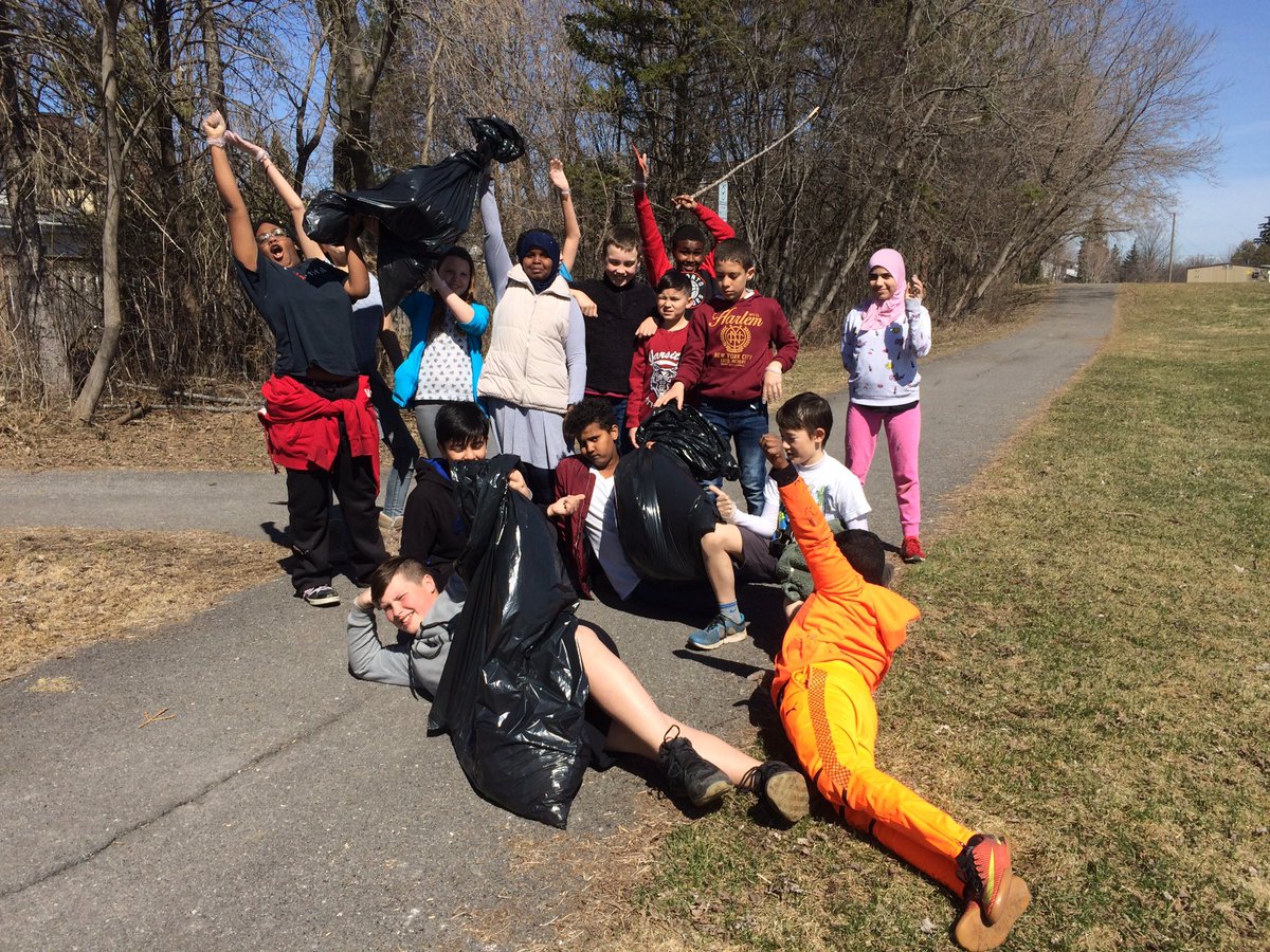 RelfLeigh's tweet photo. Cleaning up the school for Earth Day! #environment #future #EarthDay18 @RelfLeigh @FeatherstonPS https://t.co/4ieTXcztCD