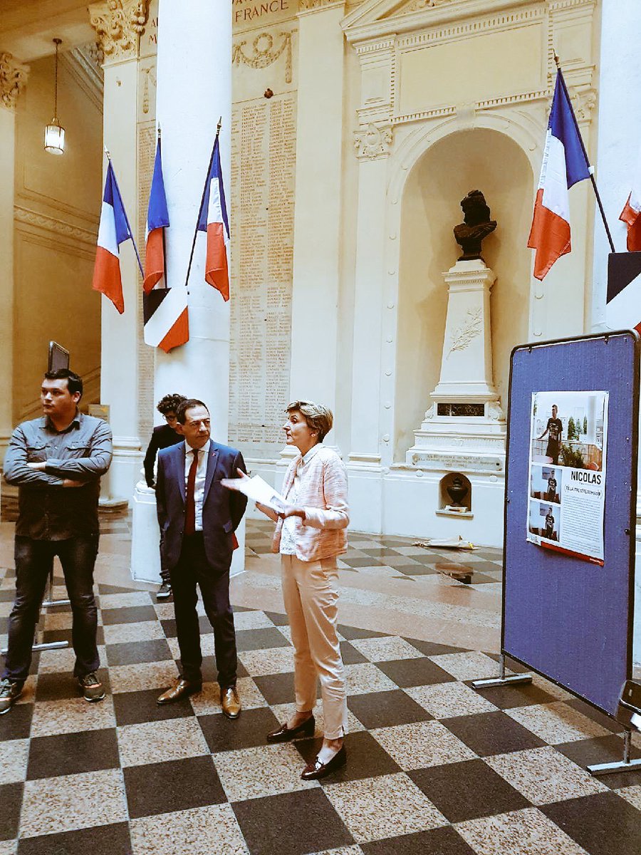 ElusContreSida's tweet photo. Retour sur le vernissage de l'exposition Portraits de Vi(h)es à Avignon en présence notamment de @CecileHelle et de @JeanLucRomero 

📲 https://t.co/34mKmhPhcY https://t.co/eBFCHgwV2G