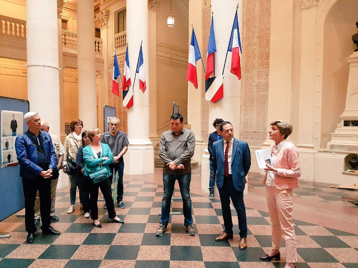 ElusContreSida's tweet photo. Retour sur le vernissage de l'exposition Portraits de Vi(h)es à Avignon en présence notamment de @CecileHelle et de @JeanLucRomero 

📲 https://t.co/34mKmhPhcY https://t.co/eBFCHgwV2G