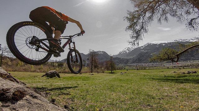 2radwanderer's tweet photo. Lift off! ✈️ #tobagovacation .
.
#spring #regitzerspitz #dusty #enduro #mountainbike #mtb #singletrail #outdoor #igersmtb #mtbnation #mtblife #feelthealps #enduromtb #MountainBiking #mtblove #instamtb #lifebehindbars #alps #downhill #switzerland #inlovewithswitzerland #graub… https://t.co/wsAiE41pFW