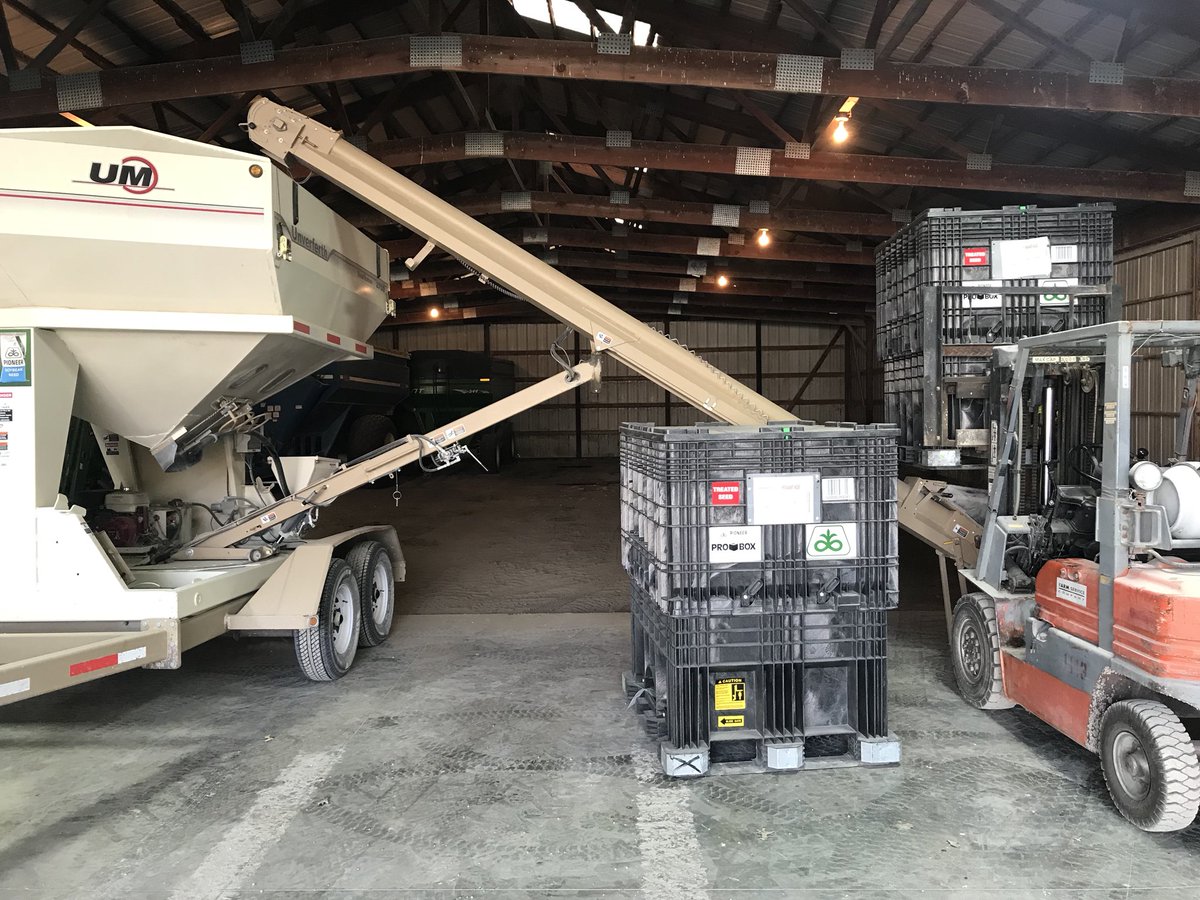 dbogfarm's tweet photo. Loading some @DuPontPioneer #P0574AMXT &amp; #P1366AMXT This morning going to be a good day planting these new hybrids https://t.co/mZ6GasNdu9
