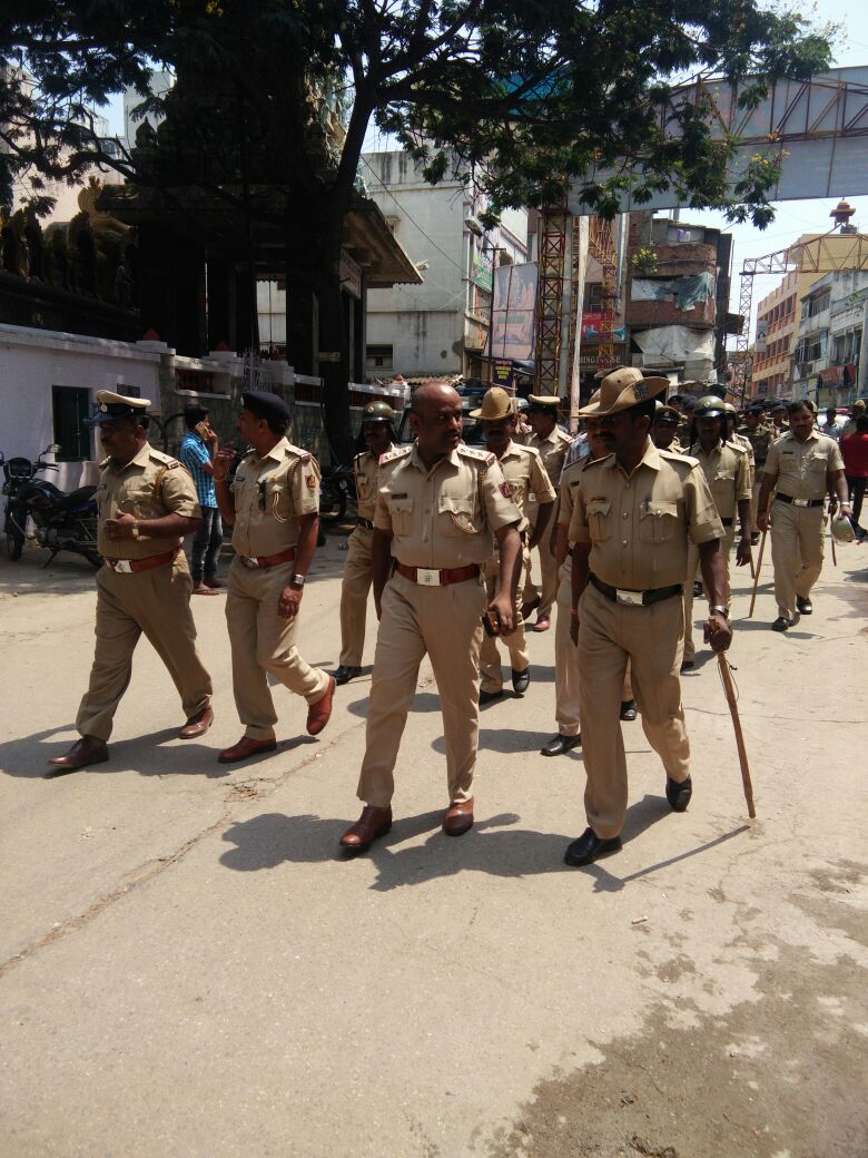 DCPWestBCP's tweet photo. ಇಂದು City Market &amp; Kalasipalya ಪೊಲೀಸರು ವಿಧಾನಸಭೆ ಚುನಾವಣೆ-2018 ರ ಹಿನ್ನಲೆಯಲ್ಲಿ ಠಾಣಾ ಸರಹದ್ದಿನಲ್ಲಿ ಪಥಸಂಚಲನ ನಡೆಸಿರುತ್ತಾರೆ.
|#ಶಾಂತಿಯುತಚುನಾವಣೆಯಕಡೆ #ನಮ್ಮಪಡೆಗಳನಡೆ| 
@Kalasipalyabcp | @Citymarketbcp |#KarnatakaElections2018  |#PoliceRouteMarch |#AreaDominationContinued.......@Blrcitypolice https://t.co/4iuEThHgTG