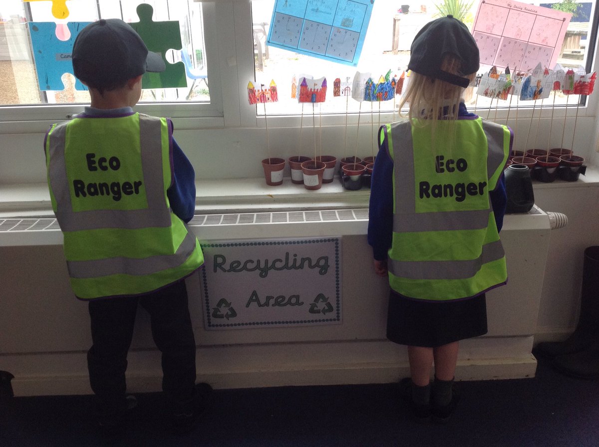 DeHavPrimary's tweet photo. Our new Eco-Rangers ♻️ @DeHavRc #youngrecyclers #learningtorecycle #EYFS #eyfstwitterpals #only5 https://t.co/XM98HNjA74