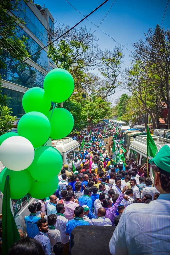 CvramanJDS's tweet photo. #CVRamanNagar is coloured with the colour of #JDS ... Campaigning across the area.. Volunteers in their full enthusiastic approach to bring back #PRameshAnna as #MLA of #CVR .. #IamWithPRamesh. . @hd_kumaraswamy @HDKsupporters @ISupportHDK2018 https://t.co/CqxSriDp7Y