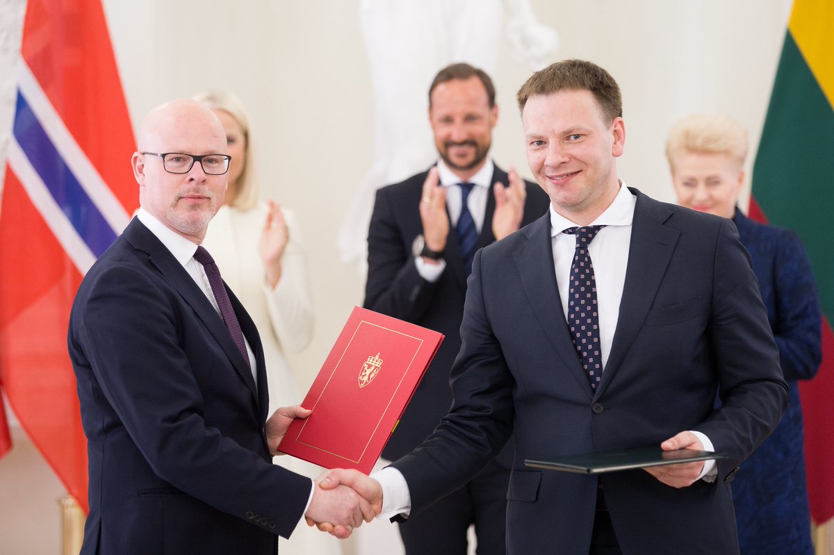 Just signed new #EEANorwayGrants agreements with #Lithuania! Norwegian Crown Prince Haakon & @CrownPrincessMM joined Lithuanian President @Grybauskaite_LT for signing ceremony. Great way to mark #Baltics100 ! Key sectors for collaboration: business, research, health and justice.