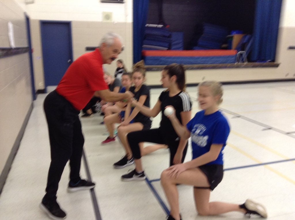 scmsclass's tweet photo. Learning to throw a ball with helpful tips! @StMiWdstk @BaseballOntario @LDCSB_HPE_Rec @Woodstock_WMBA https://t.co/vehrmMeLOT