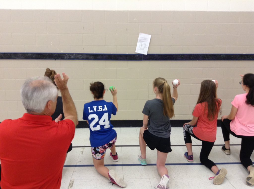 scmsclass's tweet photo. Learning to throw a ball with helpful tips! @StMiWdstk @BaseballOntario @LDCSB_HPE_Rec @Woodstock_WMBA https://t.co/vehrmMeLOT