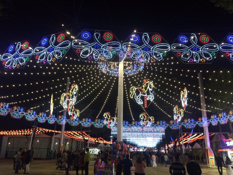 2hermanasinfo's tweet photo. .@_ManuSanchez_ , @aslandticos @Raseloficial @Sergi0Contreras o la @chirigotavera , entre otros, actuarán en la Feria de Dos Hermanas

91 casetas, 83 puestos, 44 atracciones y 96,5 horas, los números de la Feria 2018.

#TDSCultura

https://t.co/DKuocPAUHO https://t.co/GStQAnPqMr