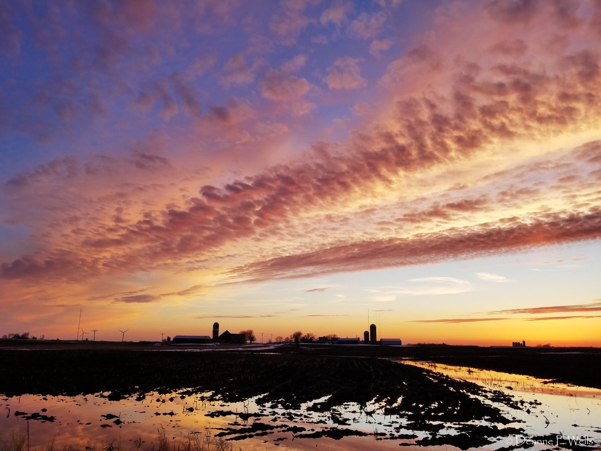 deannepwells's tweet photo. Last night's #sunset... #GlenmoreWI #DenmarkWI @1ChrisNelson @TwoRiversWiscon @DiscoverWI @TravelWI #WindTurbine #Silo #Farmers #WisconsinLife #WisconsinWay #Photography #WisconsinPhotography #wiwx @stormhour #TuesdayMotivation #TuesdayThoughts #TravelTuesday #TuesdayMorning https://t.co/ZLkh1a8S25