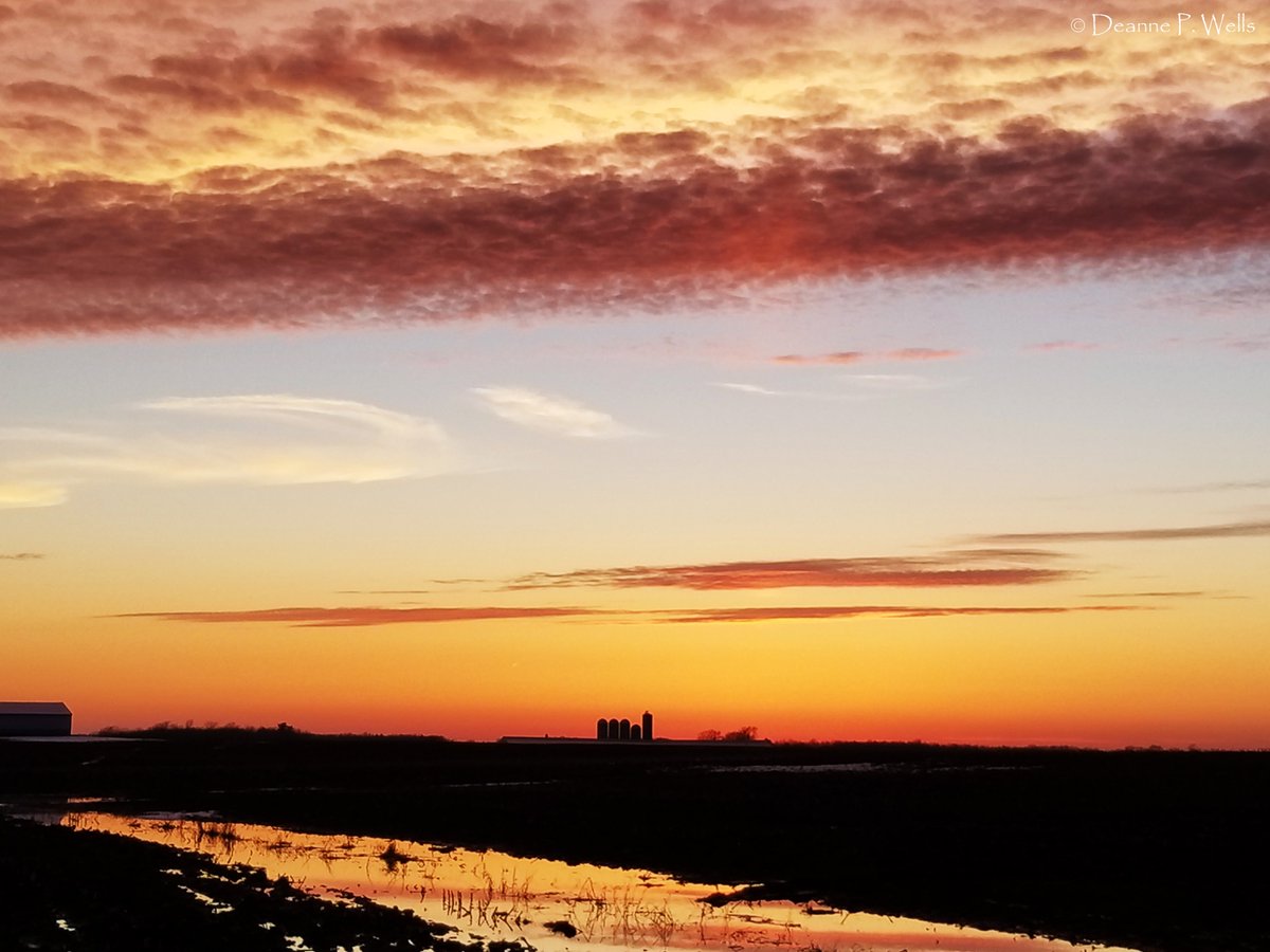 deannepwells's tweet photo. Last night's #sunset... #GlenmoreWI #DenmarkWI @1ChrisNelson @TwoRiversWiscon @DiscoverWI @TravelWI #WindTurbine #Silo #Farmers #WisconsinLife #WisconsinWay #Photography #WisconsinPhotography #wiwx @stormhour #TuesdayMotivation #TuesdayThoughts #TravelTuesday #TuesdayMorning https://t.co/ZLkh1a8S25