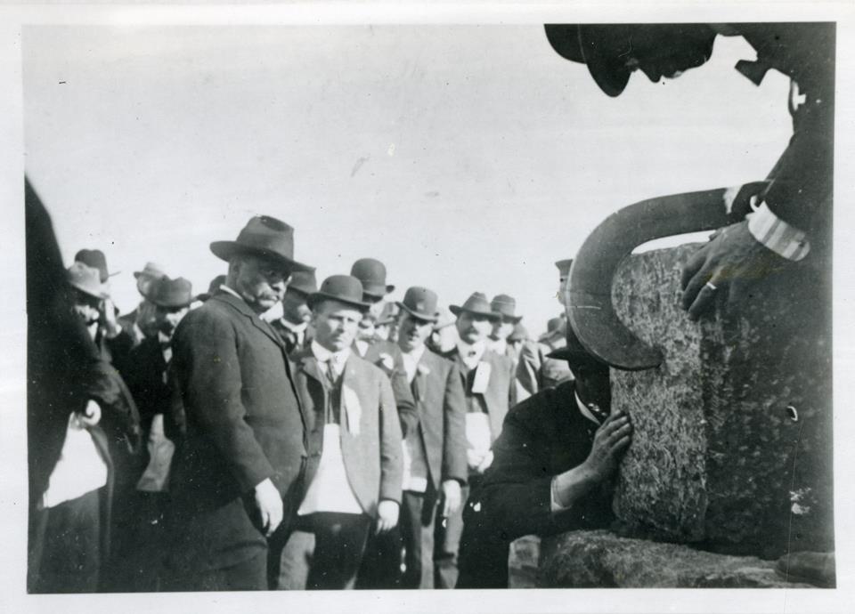 ynpforever's tweet photo. This date in history, April 24, 1903, President Theodore Roosevelt came to Yellowstone and, in a special dedication ceremony, laid the cornerstone on the Roosevelt Arch at the park's North Entrance. https://t.co/aVVMzUX1hn https://t.co/2m72zGtdop