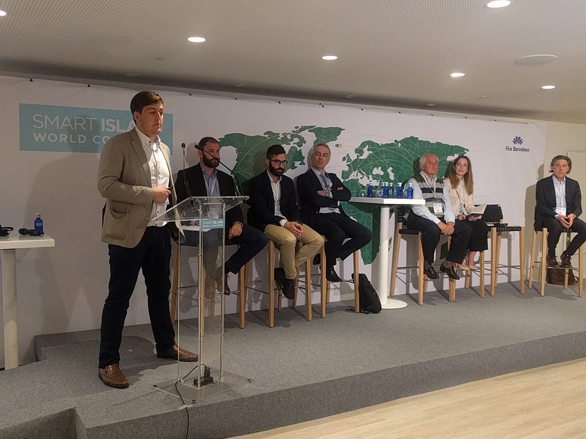 SmartIslandsIN's tweet photo. Coordinator of @SmartIslandsIN Kostas Komninos moderates decarbonization session in @SmartIslandCon with special guests @jellsmoor takes the lead! https://t.co/rsyy4txLJP