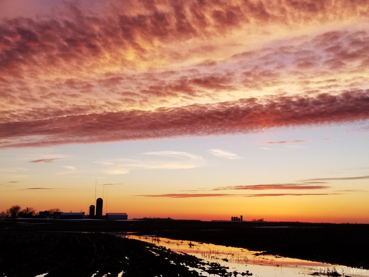deannepwells's tweet photo. Last night's #sunset... #GlenmoreWI #DenmarkWI @1ChrisNelson @TwoRiversWiscon @DiscoverWI @TravelWI #WindTurbine #Silo #Farmers #WisconsinLife #WisconsinWay #Photography #WisconsinPhotography #wiwx @stormhour #TuesdayMotivation #TuesdayThoughts #TravelTuesday #TuesdayMorning https://t.co/ZLkh1a8S25