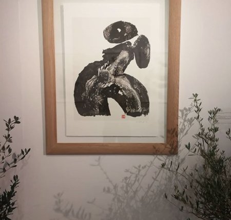BlackstampParis's tweet photo. Ma Desheng "Untitled" 2019
Edition of 100
Signed and numbered by the artist.
Four color lithograph on BFK Rives 300 gsm paper.
Printed in Paris with a Marinoni-Voirin Press
80 x 60 cm ( 31.5 x 23.6  in)
#madesheng #blackstampeditions #chineseink #a2z https://t.co/r7iFYqtXUX