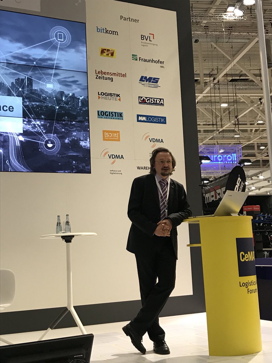 Bitkom_Retail's tweet image. Heute mit einer @Bitkom Session auf der #cemat2018 #logistics_4.0 @bjoerns37 , Nicolas Rottmann und @Jan_Daske .  Wir haben wieder Mal bewiesen: Logistiker sind Pionieren und #digital