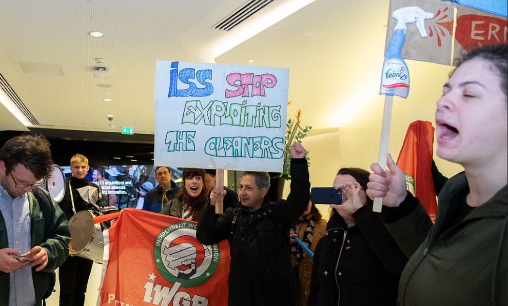 MorganRoweFM's tweet image. Ernst &amp;amp; Young Offices Stormed By Striking Cleaners | News | TWinFM buff.ly/2vG8hlN