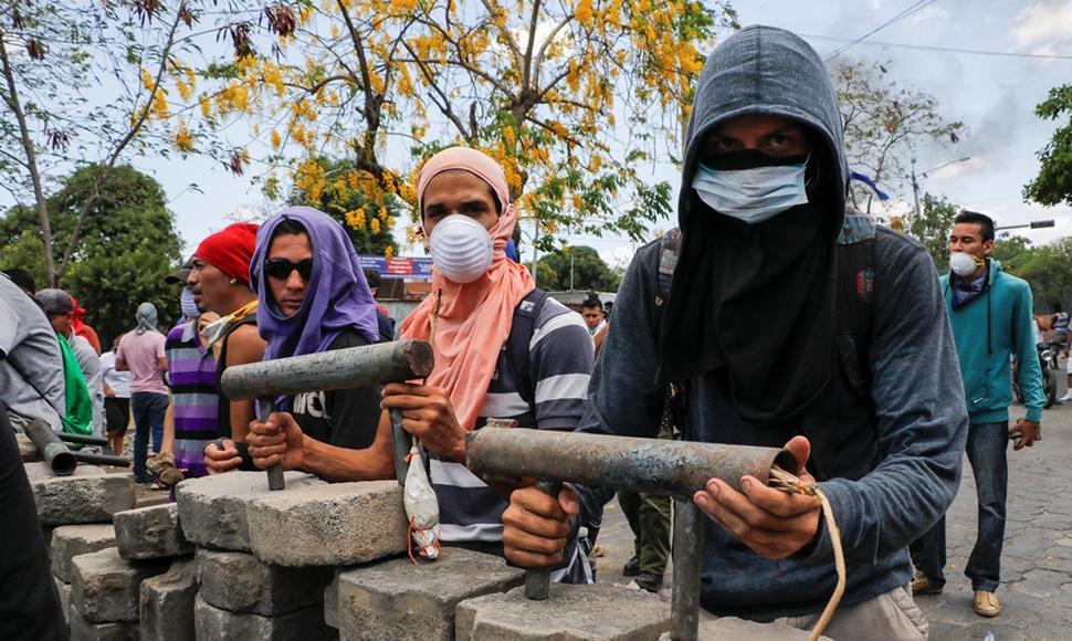 Perdoneu per no haver piulat aquests dies, estavem de colonies amb la nostra canalla a Nicaragua. Els hi hem ensenyat com celebrem Sant Joan a #SantEstevedelesRoures. #castellers