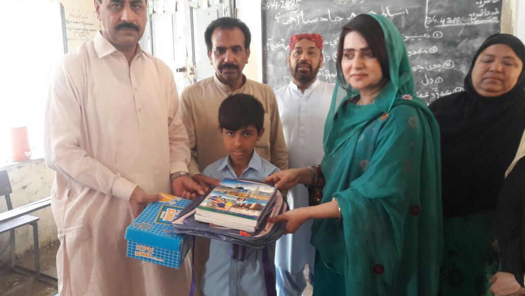 shaista_balouch's tweet photo. #visted #women #welfare center #social welfare #department sukkur. And #Distributed #Books,#uniform,#bags,and #shoes. #student of #government #primary #School #Baghayat Ali shah at #sukkur. https://t.co/2yeahEtPaz