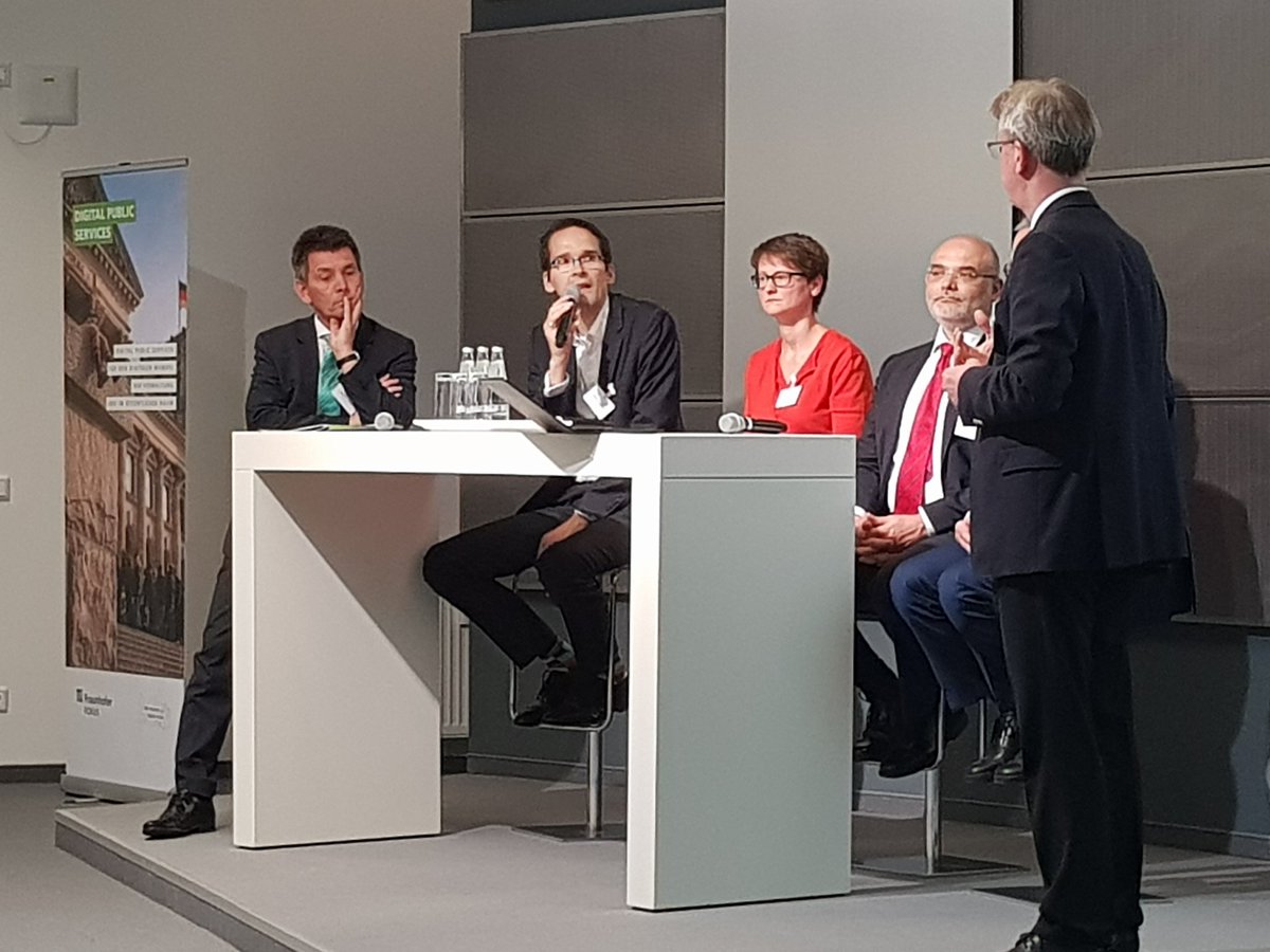 FOKUSpublic's tweet photo. "Wenn #Sicherheit nicht sexy ist, macht’s keiner", sagt @FOKUSpublic -Forscher @SteffenSchwalm auf dem Roundtable #eIDASready #ux #Usability #eIDAS #ITSecurity https://t.co/Yd8oTygNrZ