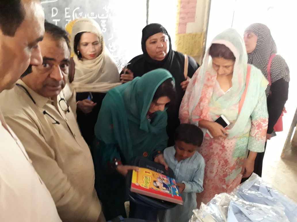 shaista_balouch's tweet photo. #visted #women #welfare center #social welfare #department sukkur. And #Distributed #Books,#uniform,#bags,and #shoes. #student of #government #primary #School #Baghayat Ali shah at #sukkur. https://t.co/U1eXUyzzcS