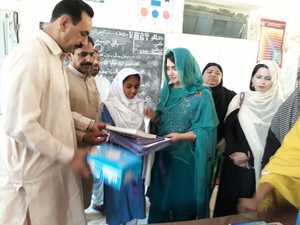 shaista_balouch's tweet photo. #visted #women #welfare center #social welfare #department sukkur. And #Distributed #Books,#uniform,#bags,and #shoes. #student of #government #primary #School #Baghayat Ali shah at #sukkur. https://t.co/U1eXUyzzcS